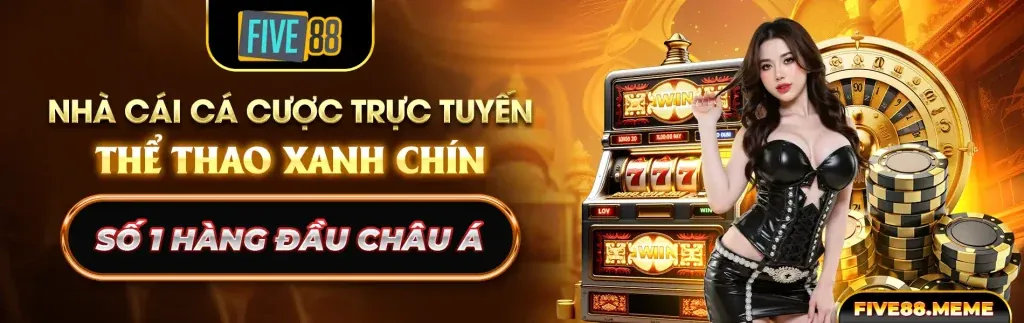 Bàn chơi Baccarat trực tuyến với người chia bài và các quân bài đang được lật